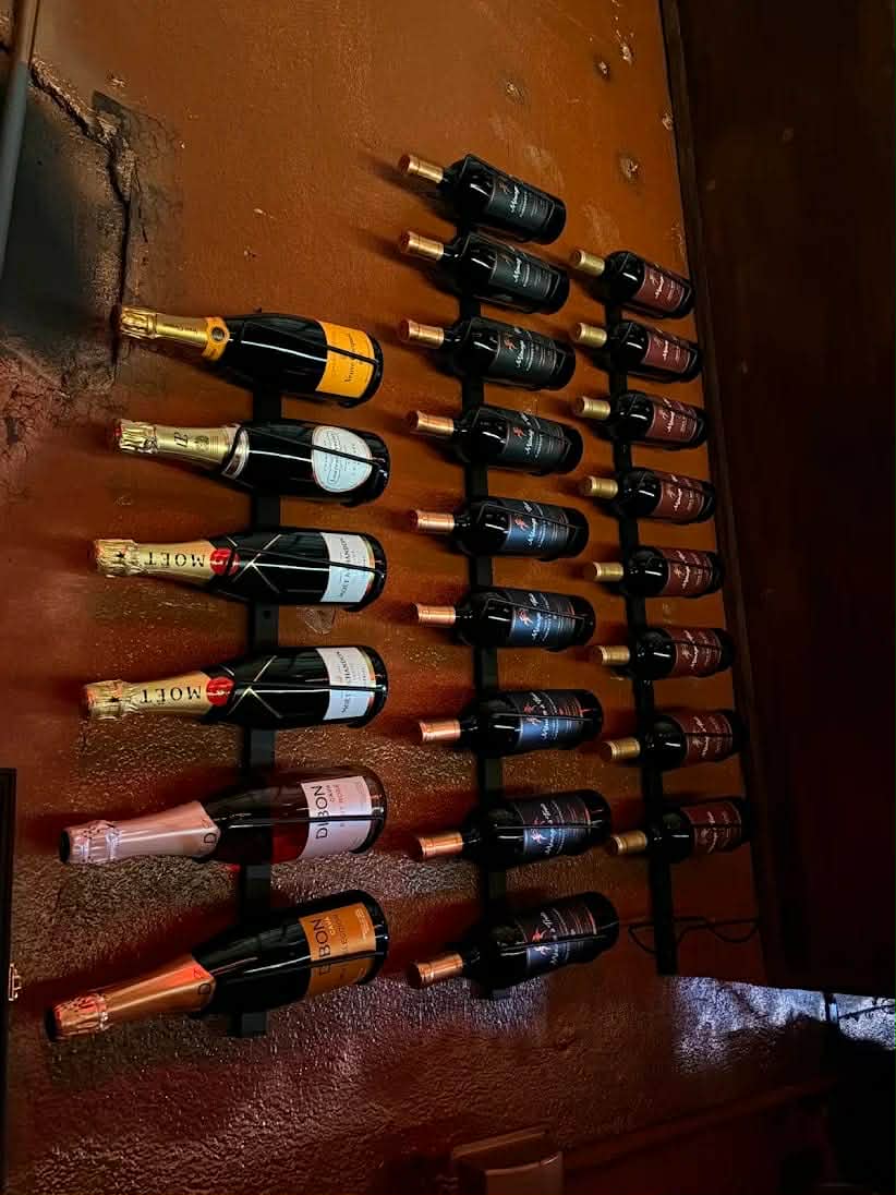 Pared de botellas de champán y vino tinto